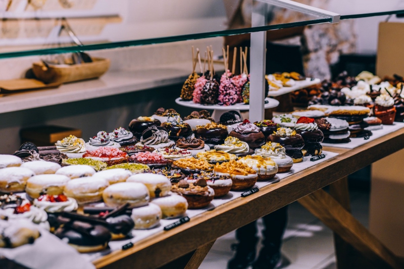 patisserie-LE CASTELLET-min_shop_dessert_pastry_bakery_counter-184398